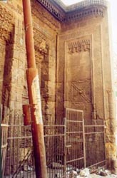 Western façade, Severe deterioration of the lower part -- Lake of maintenance, dampness by capillary action. 