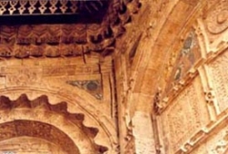 Longitudinal cracks at the niche entrance and in circular niche -- Missing ceramic ornamental tiles.