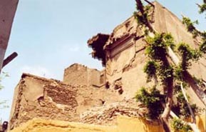 Deterioration of the South Facade ( cracks, missing plaster ...) 